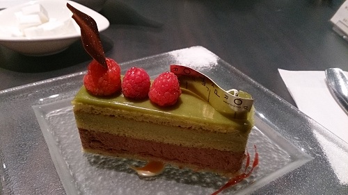 ショコラティエ パレ ド オール TOKYO・ピスタチオとチョコレートのムースケーキ