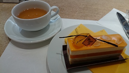 デセールテ・ダージリンとケーキ